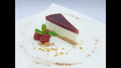 Tarta de arroz con leche, frutos rojos y galletas